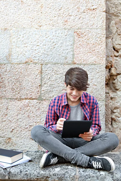 Chico usando una tableta digital para hacer su tarea — Foto de Stock