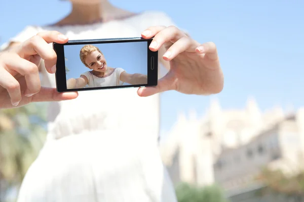 Menina tirar selfies fotos de si mesma — Fotografia de Stock