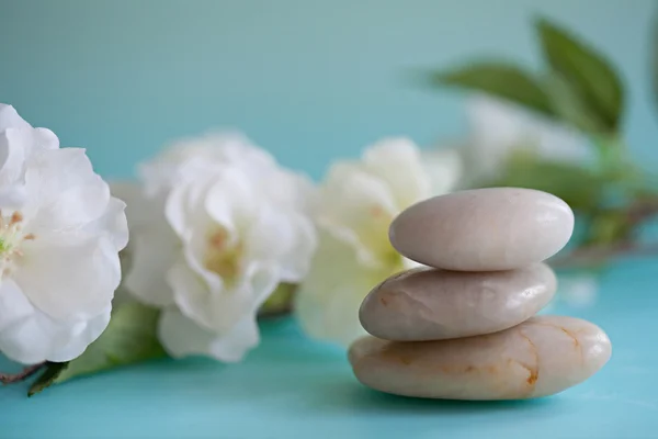 Pile of natural smooth white stones balancing — Stock Photo, Image