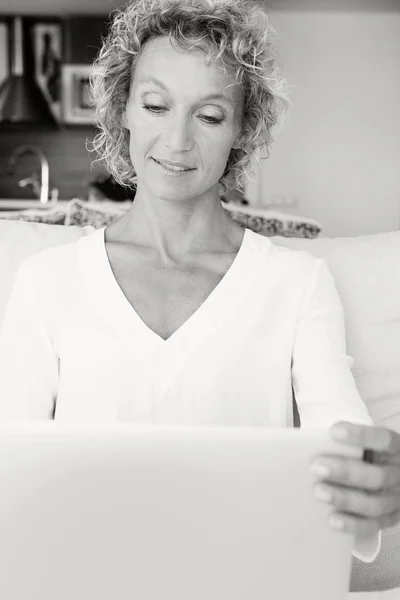 Woman using a laptop computer and working — ストック写真