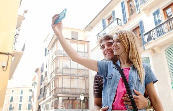 Casal tirar fotos e selfies usando um smartphone — Fotografia de Stock