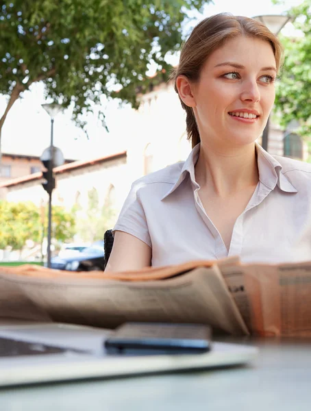 Business woman reading a financial newspaper — Φωτογραφία Αρχείου