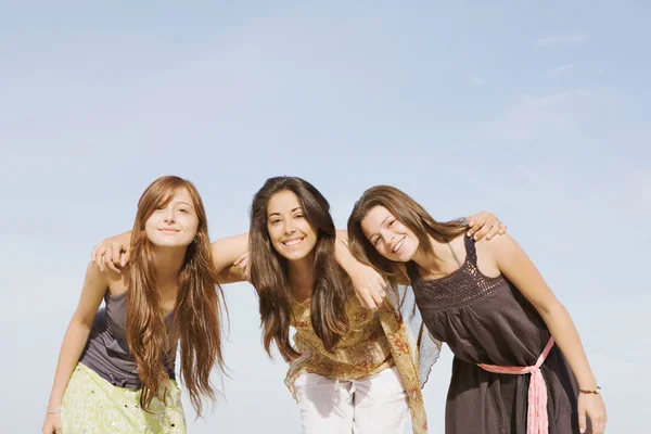 Group of three girls friends smiling to the camera — Zdjęcie stockowe