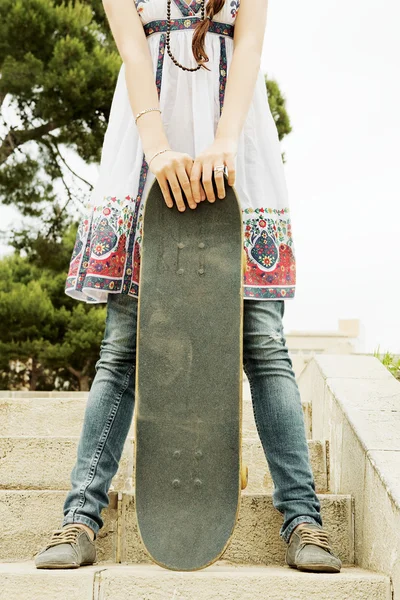 Girl holding her skating board — Zdjęcie stockowe