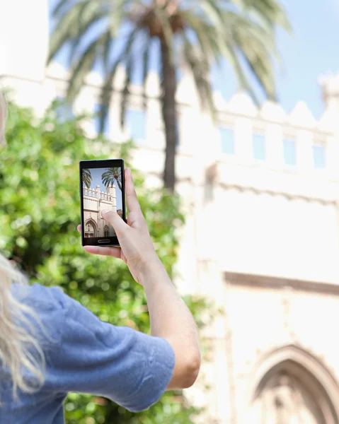 Mujer tomar fotos en un dispositivo de teléfono inteligente — Foto de Stock