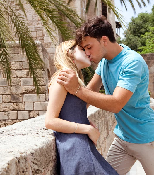 Casal beijando e abraçando com paixão — Fotografia de Stock