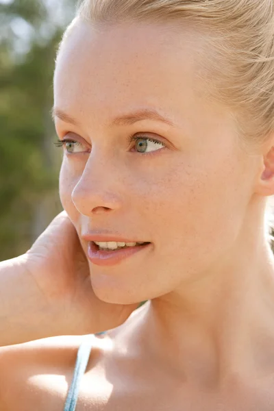 Porträt einer Frau mit blonden Haaren — Stockfoto