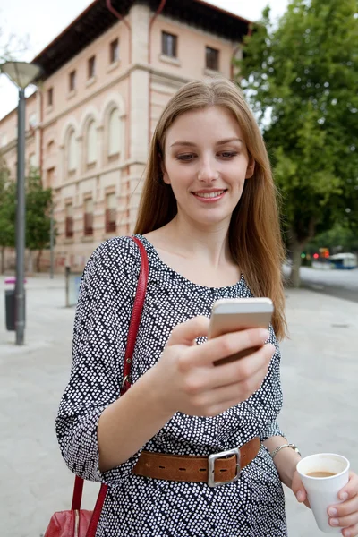 Femme d'affaires souriante à l'aide d'un smartphone — Photo