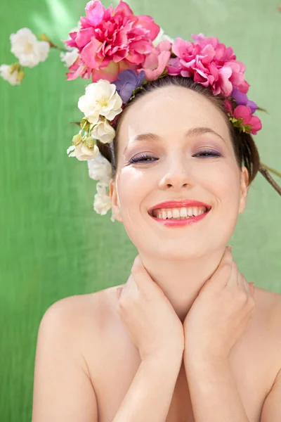 Donna che indossa un abito primavera fiori capelli — Foto Stock