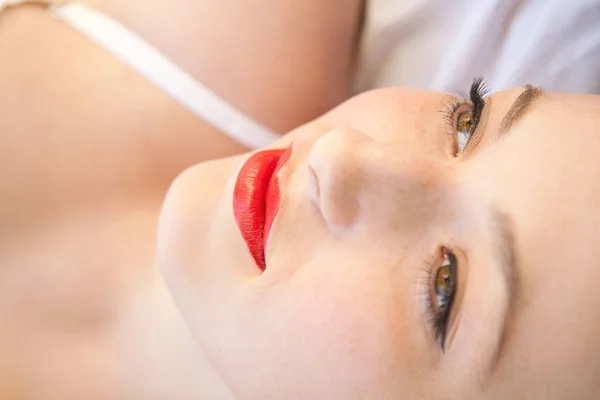 Сексуальная девушка лежит на кровати — стоковое фото