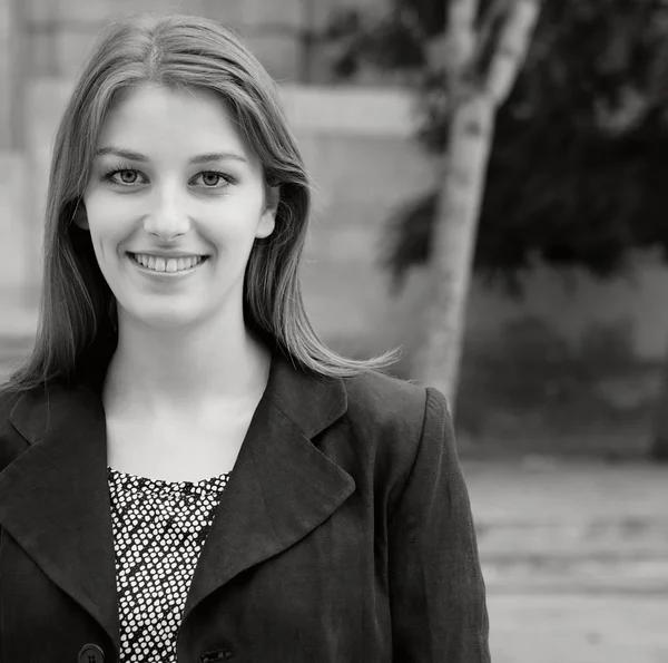 Portrait of attractive young businesswoman smiling — Stock Photo, Image