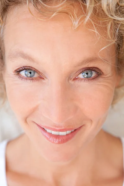 Retrato de una mujer sana y alegre — Foto de Stock