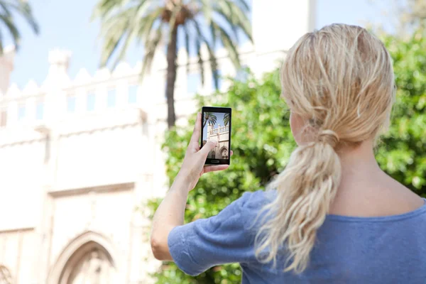 Mulher tirar fotos em um dispositivo de smartphone — Fotografia de Stock