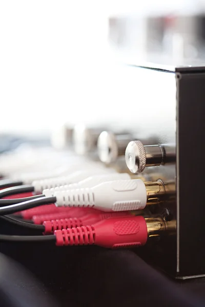 Dispositivo electrónico musical con múltiples enchufes — Foto de Stock