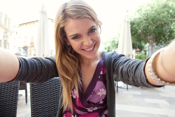 Woman taking a selfie portrait — Stock fotografie