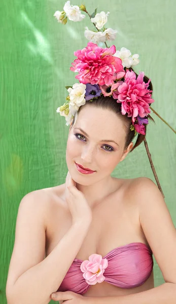 Woman wearing a spring flowers hair dress — ストック写真