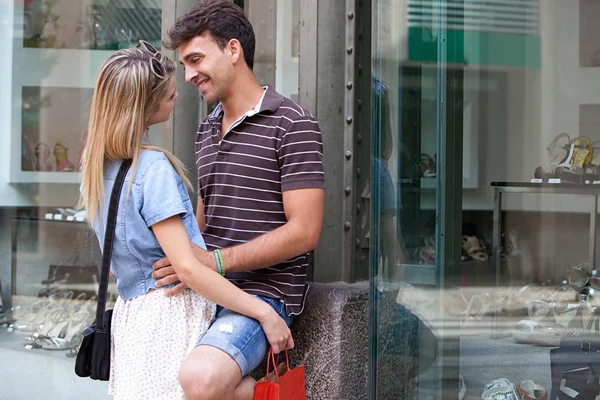 Pareja romántica abrazando mientras que compras —  Fotos de Stock