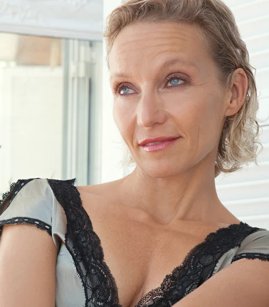 Woman lounging on a bed on a terrace outdoors — Stockfoto