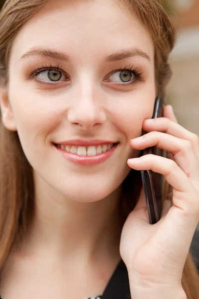 Femme d'affaires parlant au téléphone — Photo