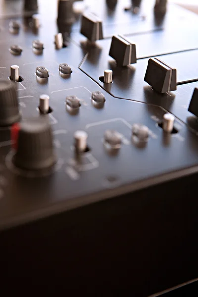 DJ mélangeant les boutons wtih du pont et les diapositives de contrôle — Photo