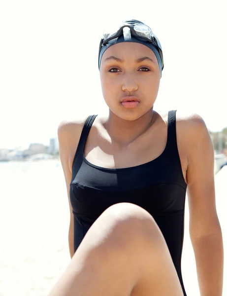 Teenager-Schwimmer entspannt sich am Sandstrand — Stockfoto