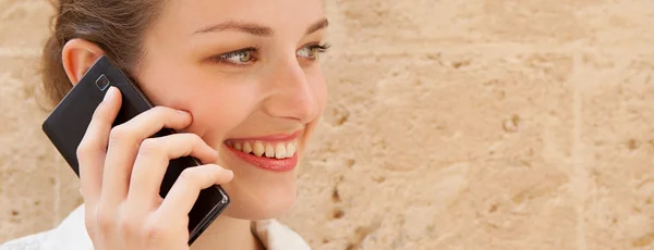 Business woman calling on the phone — Stock Photo, Image