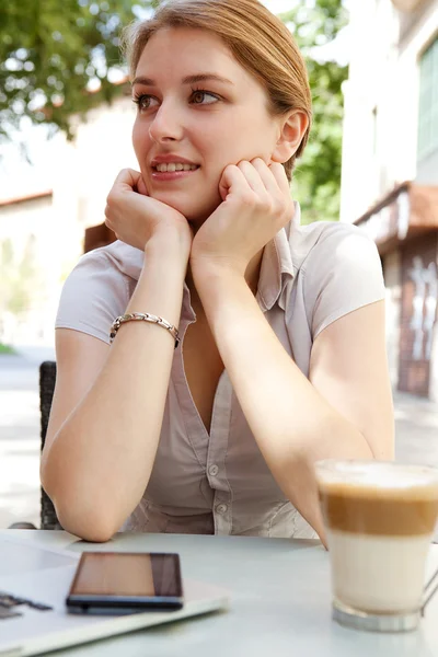 Business woman sitting at a coffee shop — Stockfoto
