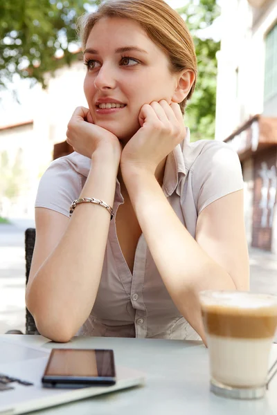 Business woman sitting at a coffee shop — Stok fotoğraf