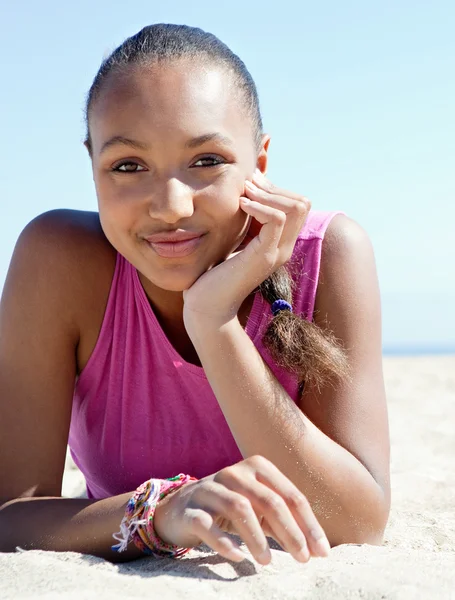 Giovane donna rilassante su una spiaggia di sabbia — Foto Stock