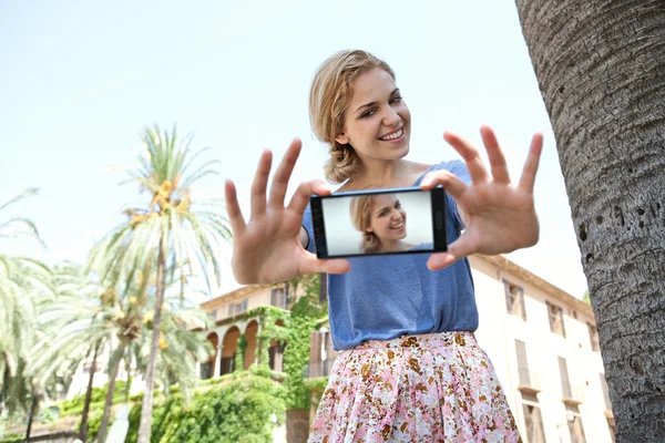 Woman take selfies pictures of herself — Stock Photo, Image
