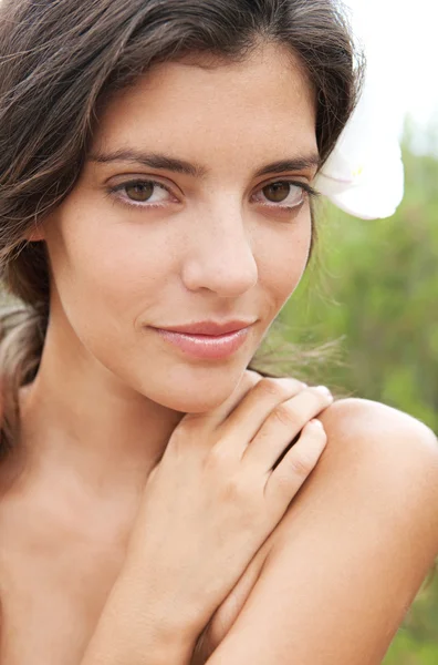 Mujer elaxing en naturaleza con flor en su pelo — Foto de Stock