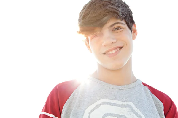 Retrato de um menino adolescente atraente e alegre — Fotografia de Stock