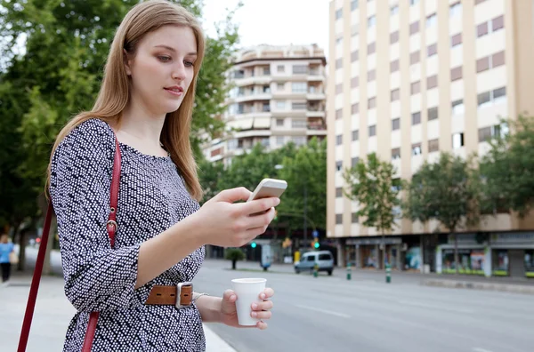 Бізнес-леді, використовуючи смартфон на шляху до роботи — стокове фото