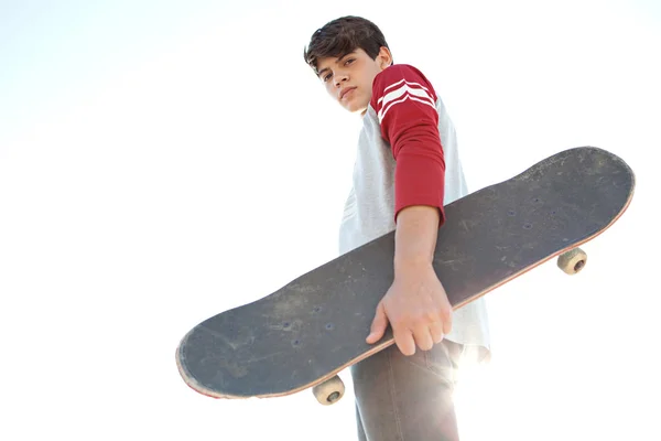 Adolescente menino carregando um skate — Fotografia de Stock