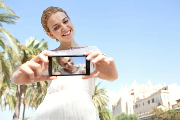 Girl take selfies photos of herself — Stock fotografie