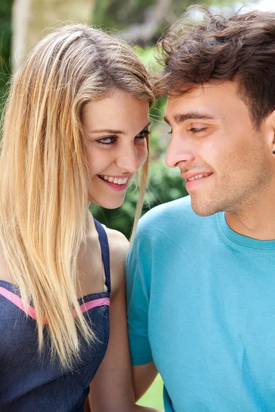 Couple smiling at each other — Stock Photo, Image