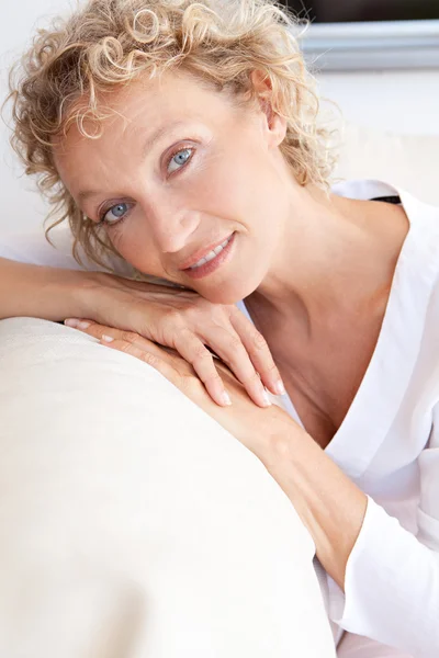 Portrait of mature woman relaxing at home — Stock Photo, Image