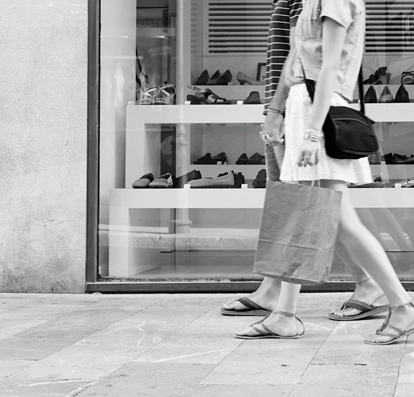 Paar wandelen met shopping tassen — Stockfoto