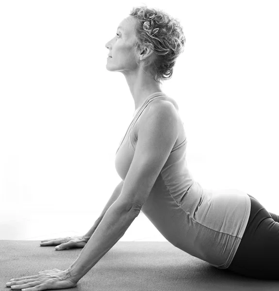 Femme pliant son dos dans une position de yoga — Photo