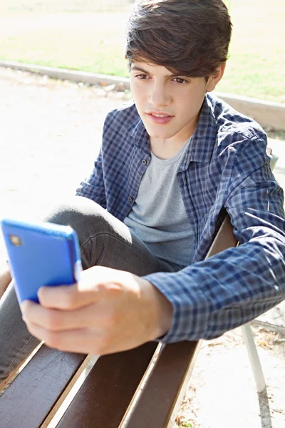Junge benutzt sein Smartphone — Stockfoto