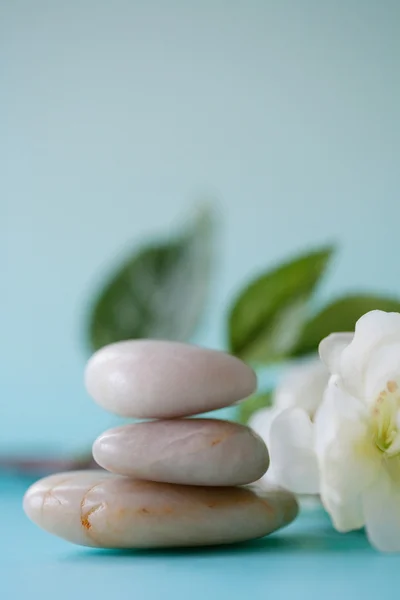 Pile of natural smooth white stones balancing — Stok fotoğraf