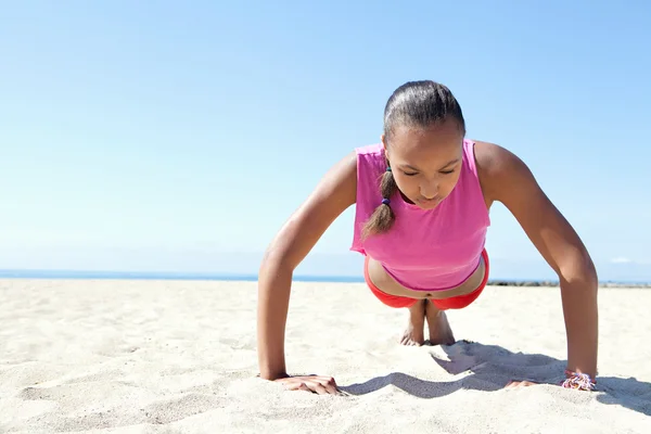 Mulher se exercitando em uma praia de areia — Fotografia de Stock