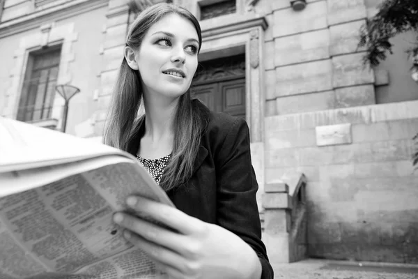 Femme d'affaires lisant un journal financier — Photo