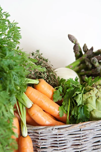 Різні здорові та органічні овочі в кошику — стокове фото