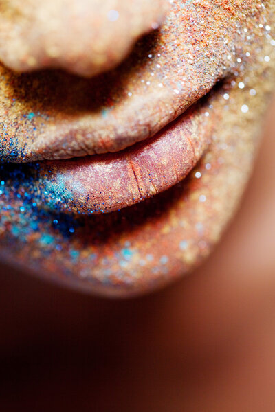 женское лицо с пигментом и блестками от косметики
