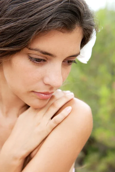 Donna che elassa in natura con un fiore tra i capelli — Foto Stock