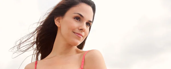 Portrait of a young woman relaxing on a beach — Stockfoto