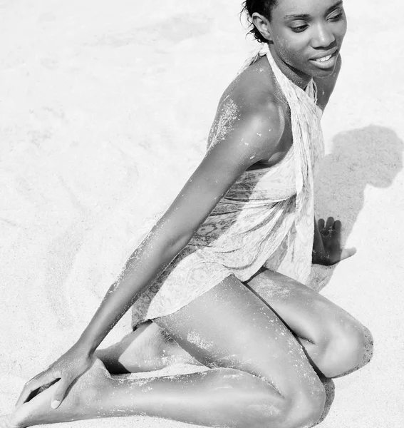 Mulher negra relaxante em uma praia de areia — Fotografia de Stock