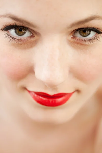 Retrato de una cara de mujer joven —  Fotos de Stock