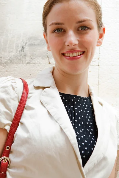 Joven y atractiva mujer de negocios sonriendo — Foto de Stock